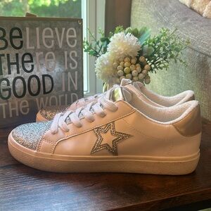 No Boundaries women’s casual sneaker